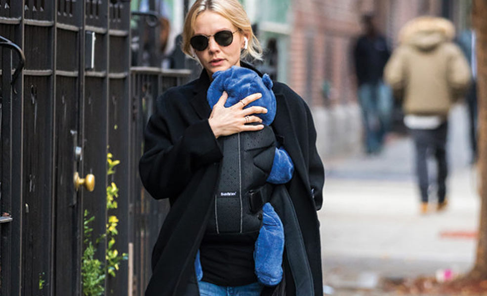 carey mulligan carrying baby in a babybjorn carrier