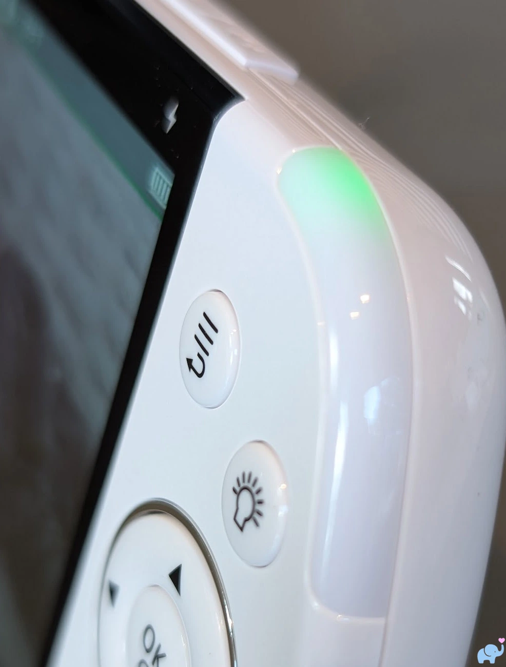 Green visual sound meter illuminated on the Babysense MaxView Pro parent display