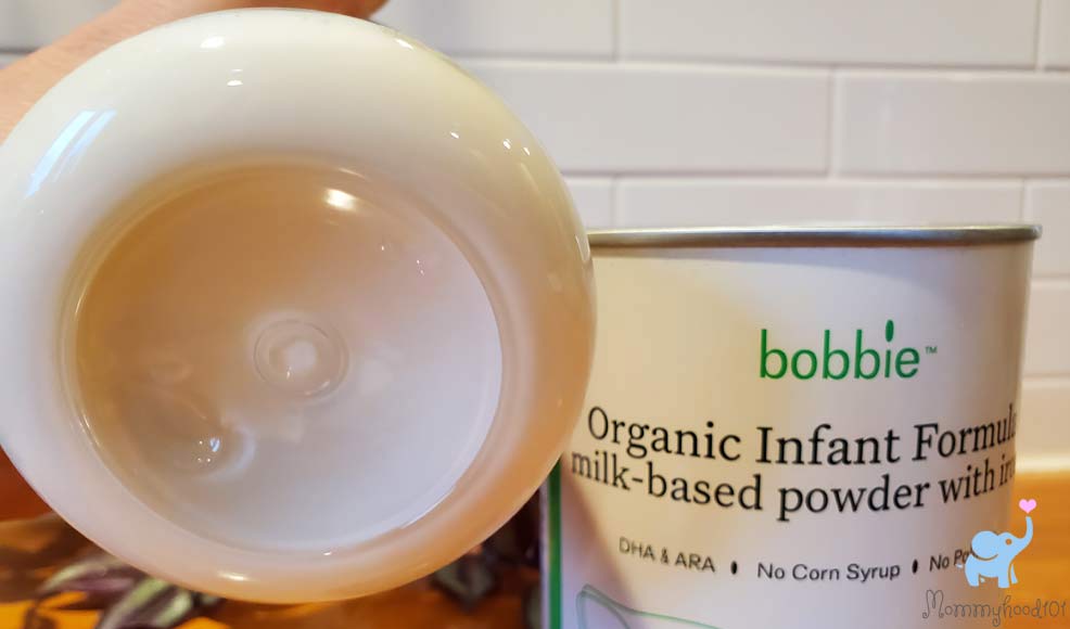 bobbie formula demonstration of no clumps after preparation