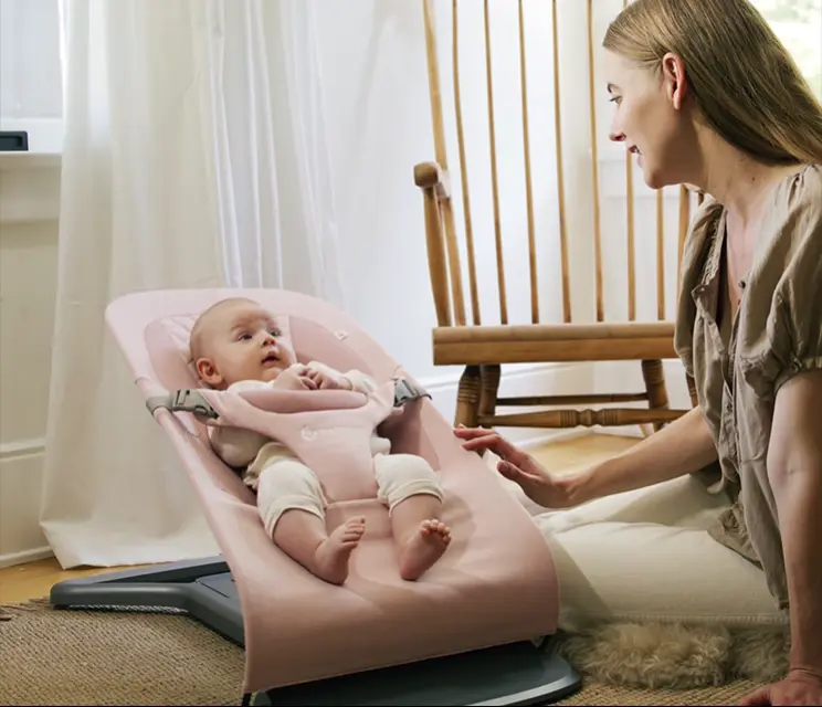 baby bouncing in the ergobaby evolve bouncer