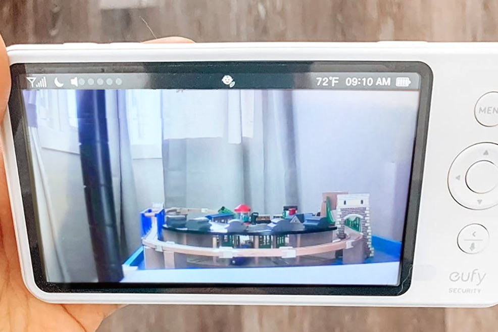 the daytime display on the eufy baby monitor