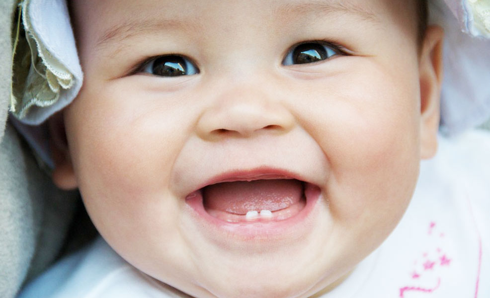 baby with new bottom teeth