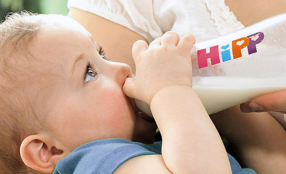 baby drinking hipp combiotic from bottle