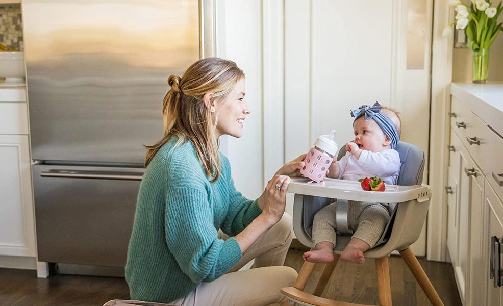 mom giving baby the best stainless baby bottle