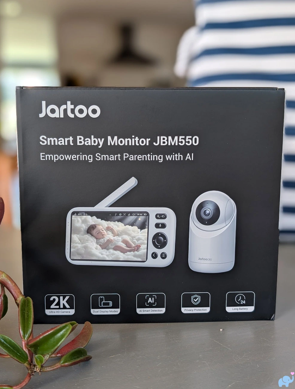 Black retail box for the Jartoo JBM550 dual mode smart baby monitor