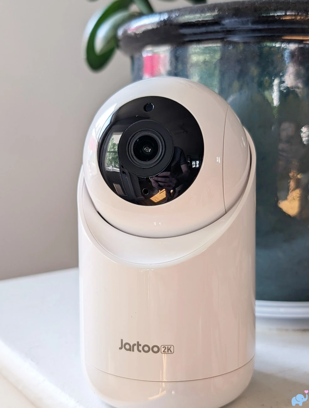 Close-up of the modern white and black Jartoo JBM550 baby monitor camera on a shelf