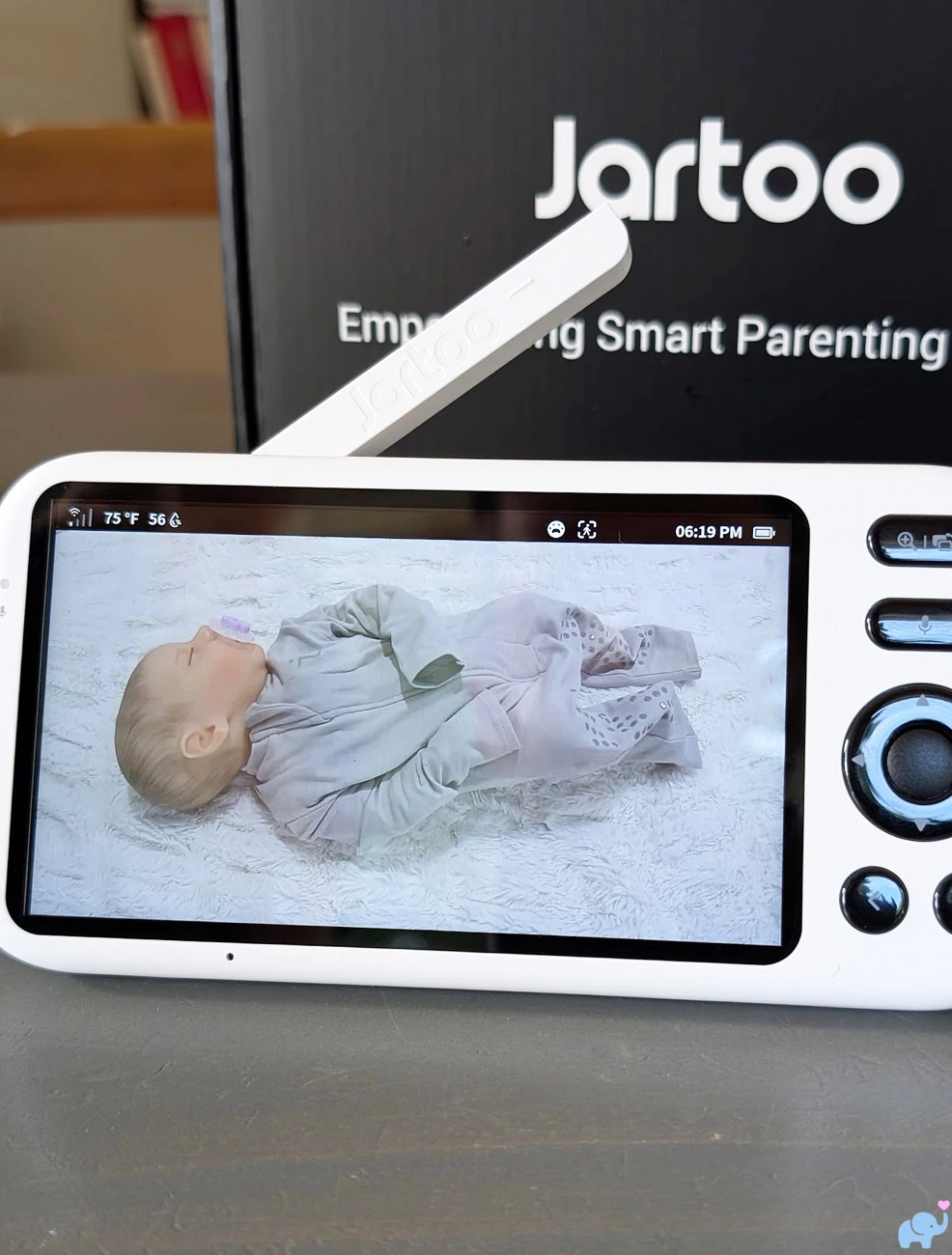 Daytime image of a baby displayed on the Jartoo JBM550 parent unit