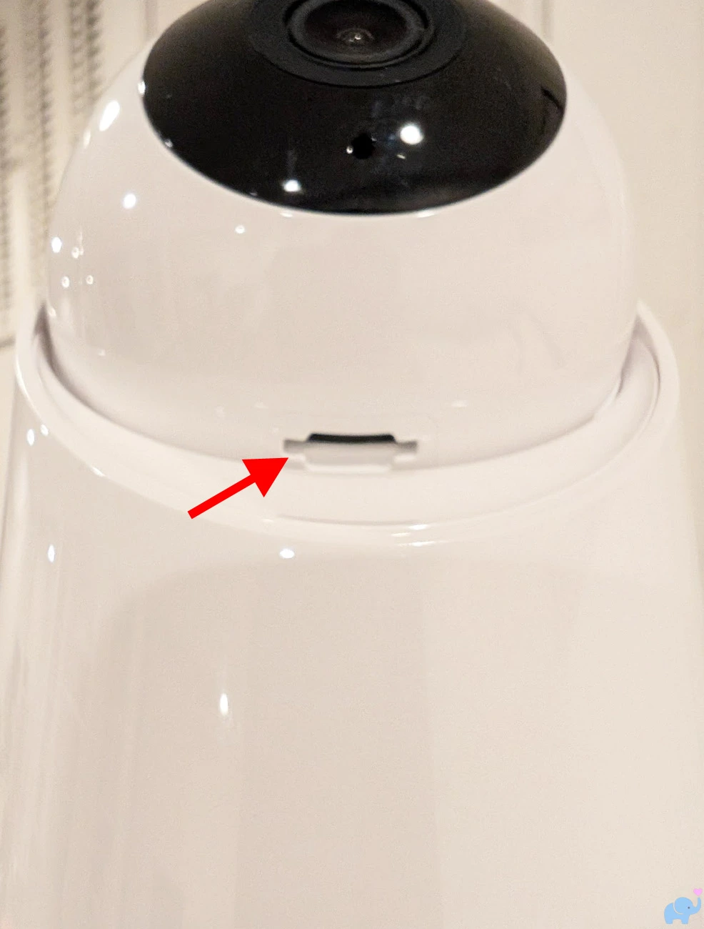microSD card slot beneath the raised lens of the Jartoo JBM550 camera