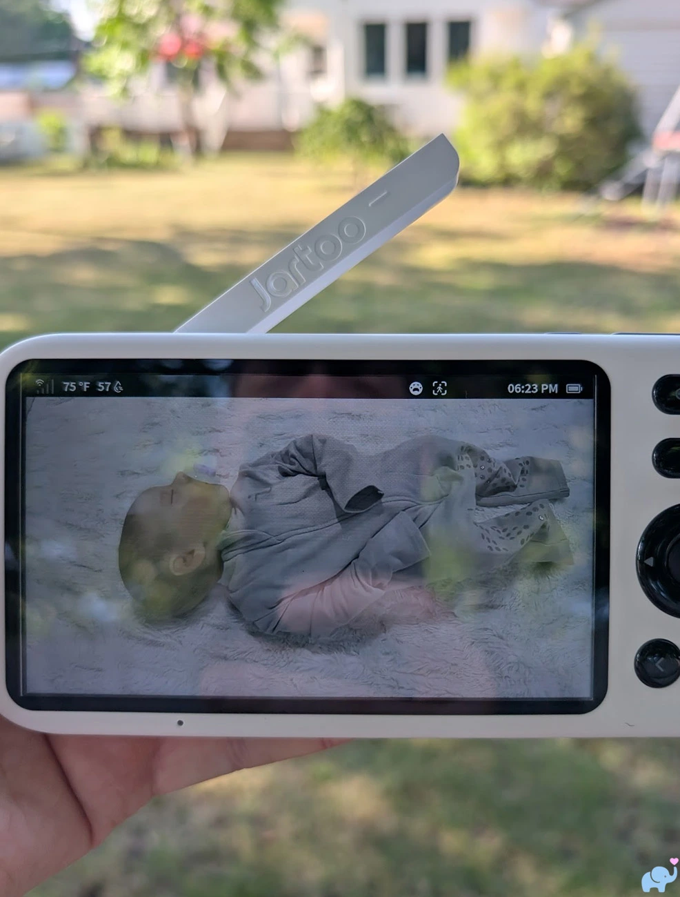 Outdoor range testing of the Jartoo JBM550 parent monitor in a backyard