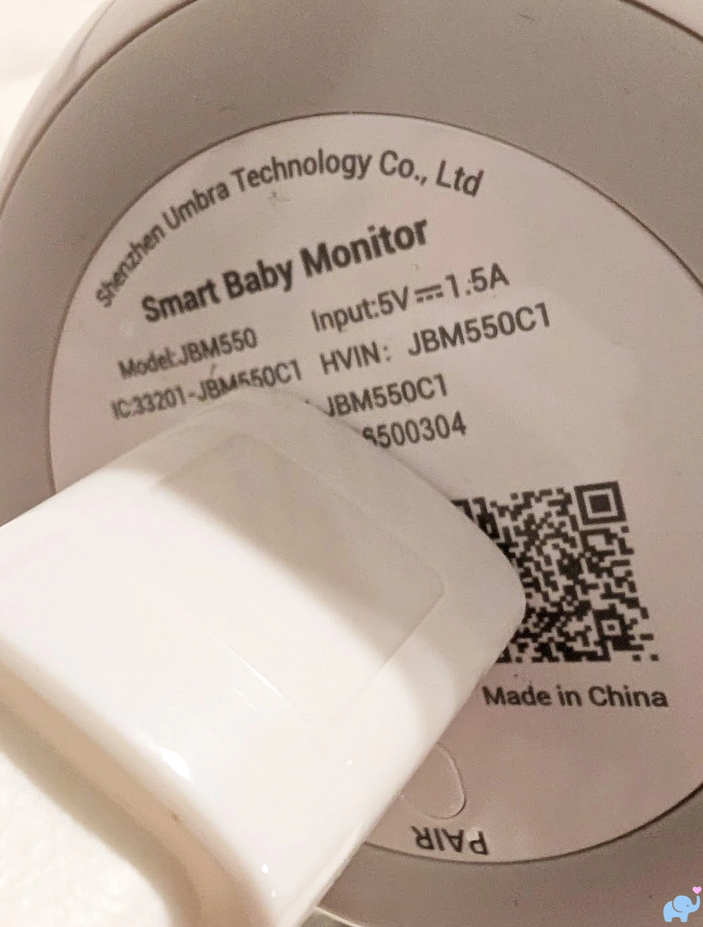 Flexible mounting arm attached to the Jartoo JBM550 camera and blocking the setup QR code
