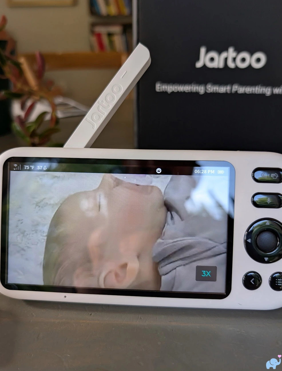 Three-times digital zoom shown on the Jartoo JBM550 parent display